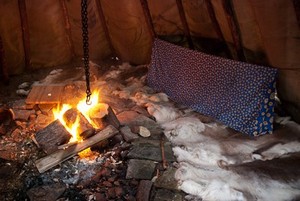 Moja sypialnia na skórach reniferów w tradycyjnym Sami tipi
