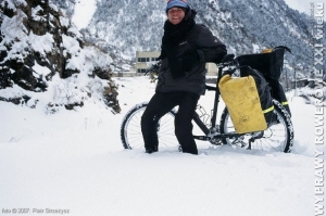 Zimowa przeprawa rowerowa przez Himalaje